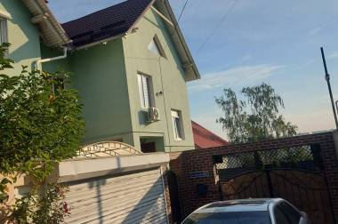 продается дом на 2 уровня для 2-х семей общей площадью 240 кв.м. Отдельные входы для каждой семьи. img