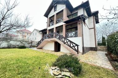 Casă în 3 niveluri! str. Nucarilor, Tohatin, 245m2 + 6 ari! Euroreparație! Subsol! Garaj! img