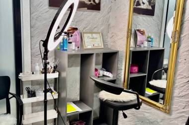 se ofera loc pentru meșter make up img