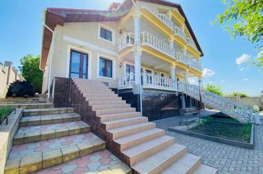 Casă în 4 niveluri! Ciocana, str. Chicago, 300 m2 + 18 ari. Euroreparație! Saună + Bazin!!! img