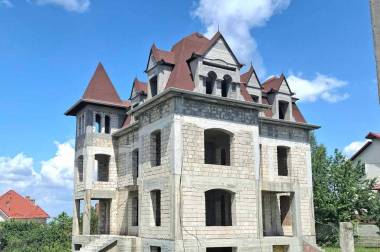 Casa de 580 M2 + 16 Ari in Centrul Dumbravei img