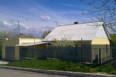 posibil vinzarea in rate! Casa in centru orasului Telenesti 2 camere, bucatarie, terrasa, garaj Park img