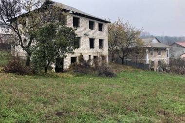Casă nefinisată și teren aferent cu suprafața de 0.24 hectare img